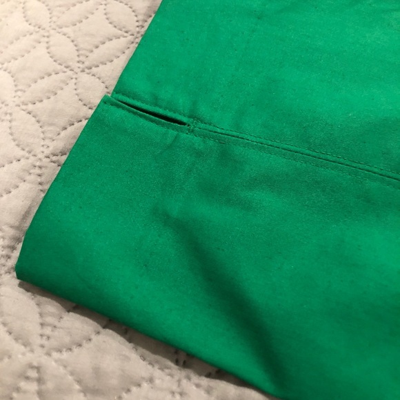 NWT Simply vera vera Wang capris
Kelly green
Perfect spring staple. - Picture 5 of 12